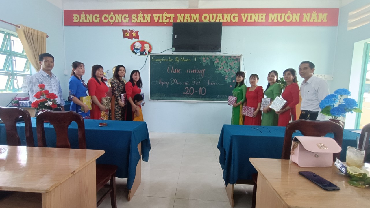 Công đoàn trường TH Mỹ Thuận A, tổ chức họp mặt chào mừng 93 năm ngày thành lập HLHPN Việt Nam (20/10/1930-20/10/2023)
