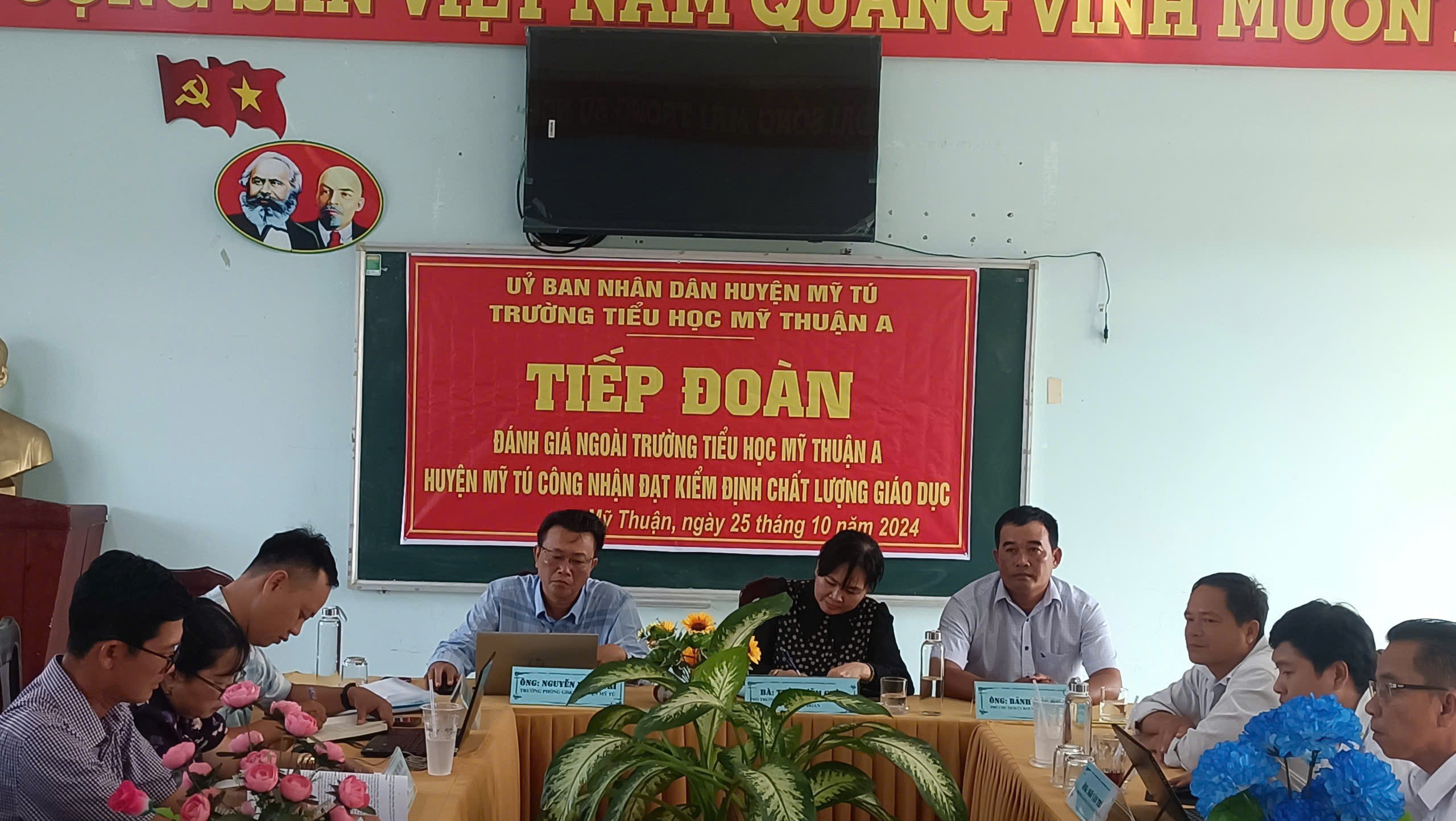 TIẾP ĐOÀN ĐÁNH GIÁ NGOÀI TRƯỜNG TIỂU HỌC MỸ THUẬN A, HUYỆN MỸ TÚ CÔNG NHẬN ĐẠT KIỂM ĐỊNH CHẤT LƯỢNG GIÁO DỤC